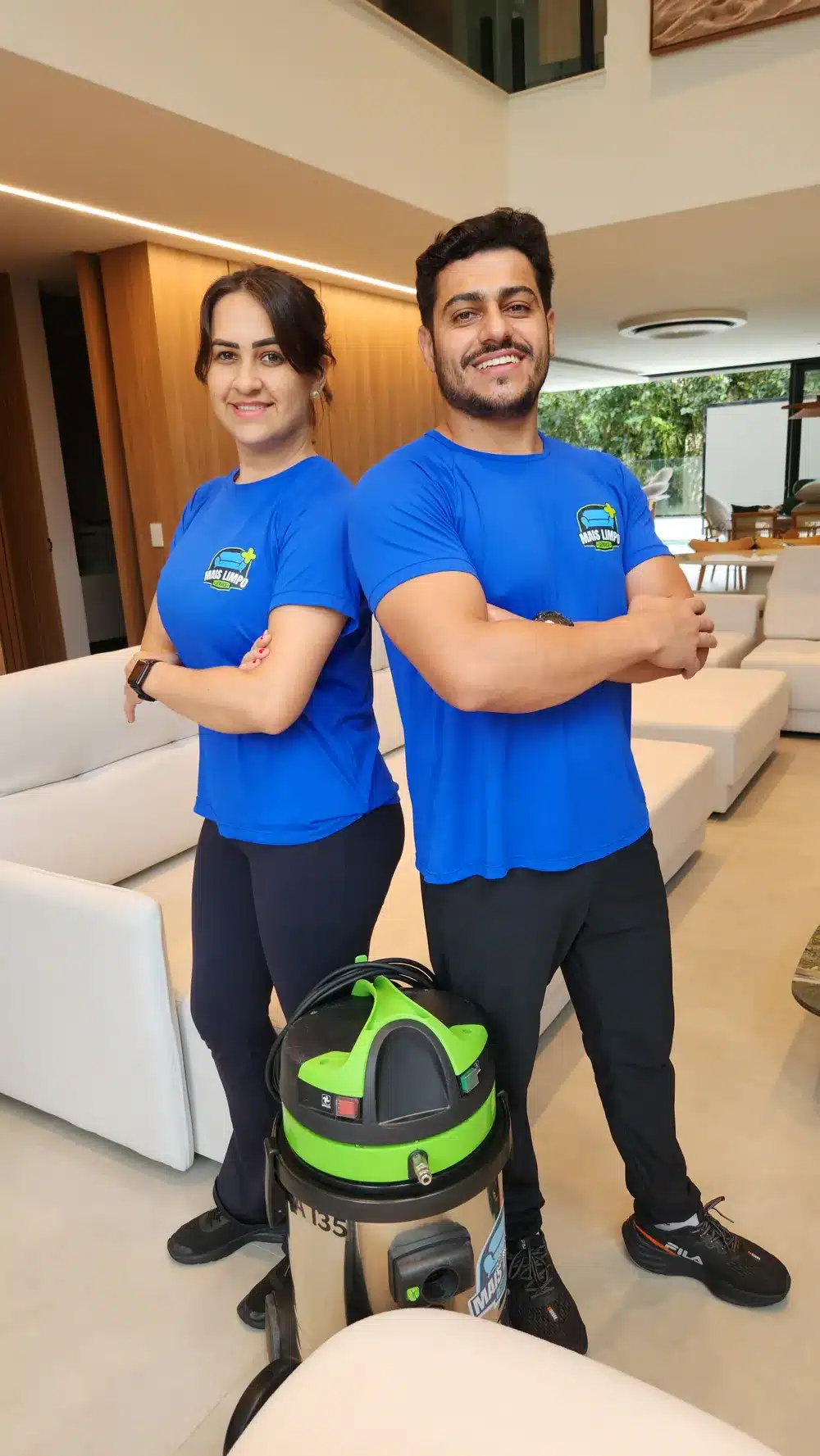 Equipe da Mais Limpo Service com extratora profissional