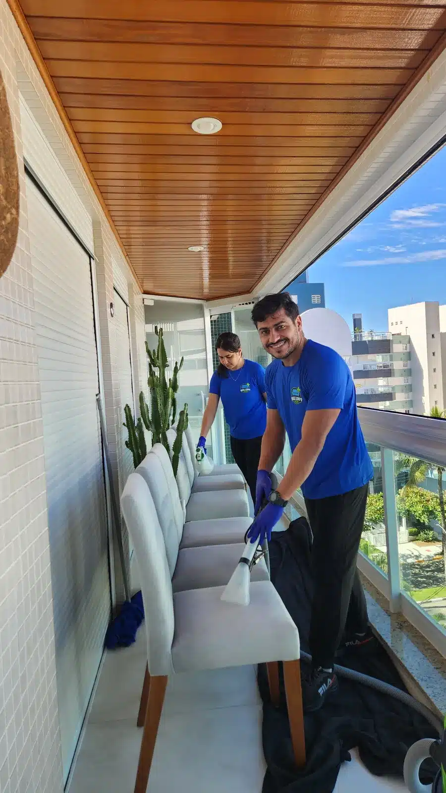 Equipe da Mais Limpo Service higienizando cadeiras estofadas na varanda
